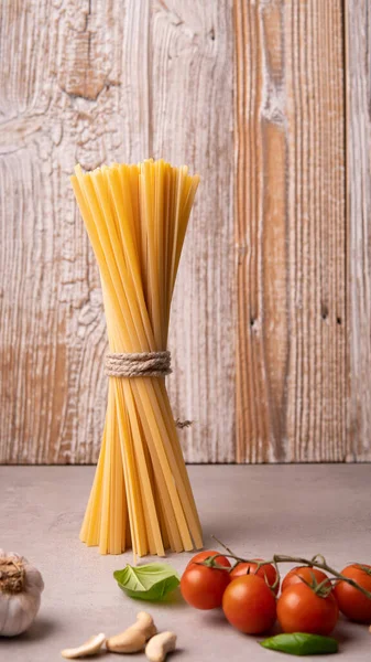 Makarna pesto. Fesleğenli, parmesanlı, fındıklı ve zeytinyağlı yeşil vejetaryen soslu pesto. Akdeniz geleneksel makarnası