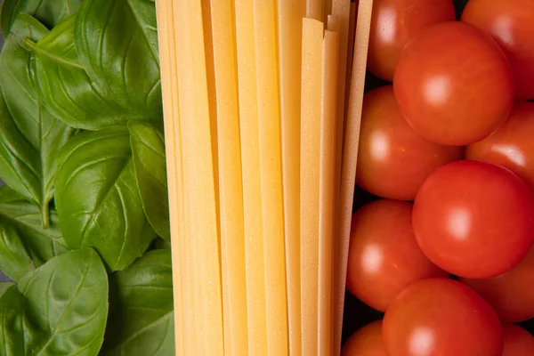 Yemekten yapılmış iatalan bayrağı. Fesleğen yaprağı, spagetti, vişneli domates.