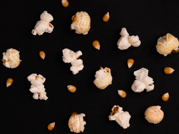 Popcorn Patern Svart Bakgrund Majskärnor Och Popcorn — Stockfoto