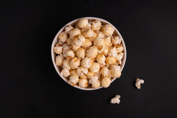 Hink Med Karamell Popcorn Svart Bakgrund Ovanifrån Ort För Text — Stockfoto