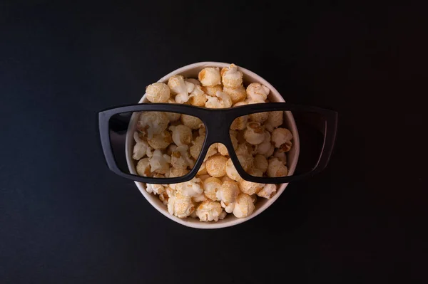 Eimer Mit Karamell Popcorn Und Gläsern Für Filme Auf Schwarzem — Stockfoto