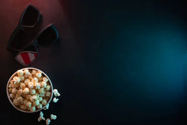 Hink Med Karamell Popcorn Och Glasögon För Filmer Svart Bakgrund — Stockfoto