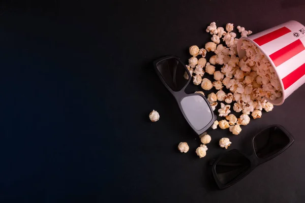 Röd Och Vit Utspridd Hink Karamell Popcorn Och Glasögon För — Stockfoto