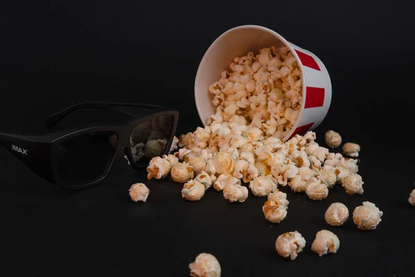 Röd Och Vit Utspridd Hink Karamell Popcorn Och Glasögon För — Stockfoto