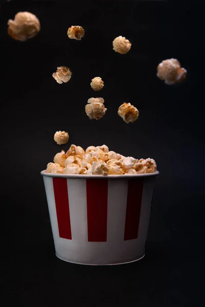 Ein Rot Weißer Eimer Mit Popcorn Auf Schwarzem Hintergrund Mit — Stockfoto