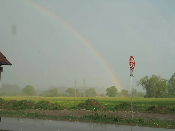 Zomer Weer Scène Met Bomen Weiden Storm Met Prachtige Regenboog — Stockfoto