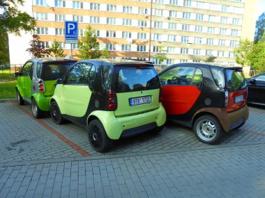 Ostrava, Çek - 07 13 2018: Minimalizm örneği: Smart marka dört otomobil içeren tek park yeri.
