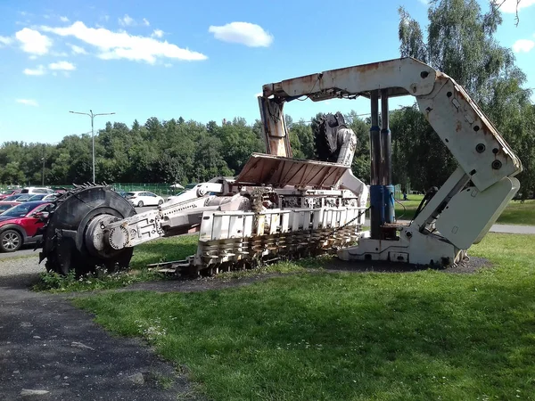 Ostrava, Çek - 08 07 07 2022: Landek açık hava müzesinde çimlerin üzerinde pistonlar olan büyük kömür madenciliği makinesi.