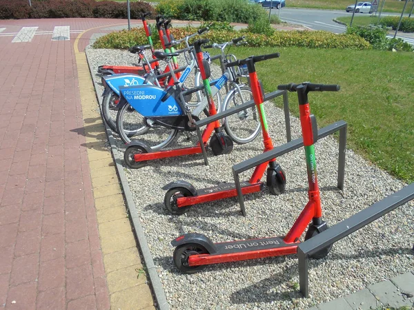 Ostrava, Çek - 07 13 2021: Elektrik paylaşımı teması: Kırmızı Uber elektrikli scooter ve mavi Nextbike motorları.