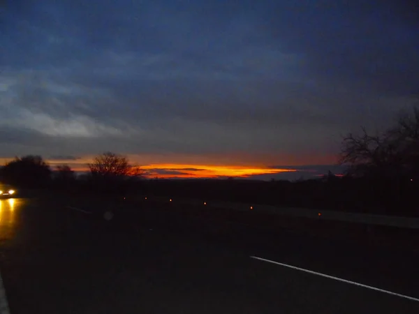 Schöne Rote Dämmerung Die Zwischen Dicken Regenwolken Und Dem Horizont — Stockfoto