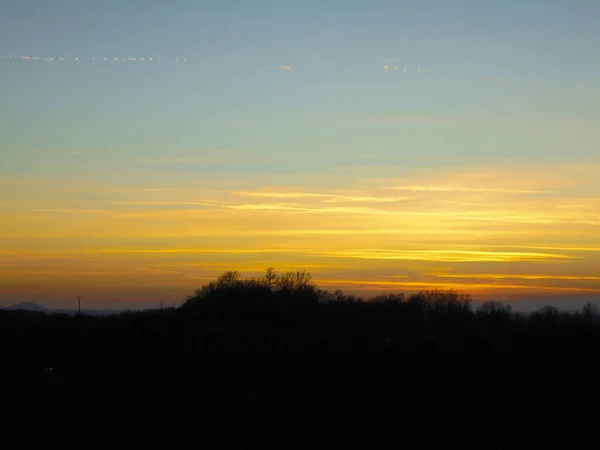 Herrlicher Verlauf Roter Wolken Während Des Späten Sonnenuntergangs Die Mehrere — Stockfoto