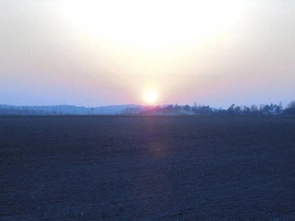 Majestátní Lehce Přeexponovaný Obraz Zapadajícího Slunce Vytvářejícího Masivní Světlo Obloze — Stock fotografie