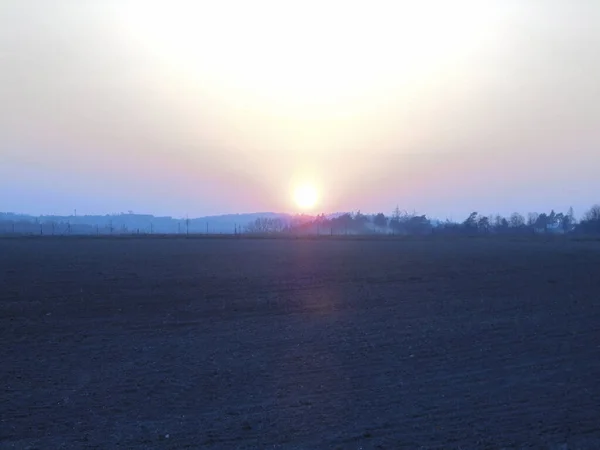 Maestosa Immagine Leggermente Sovraesposta Sole Tramonto Che Crea Una Massiccia — Foto Stock