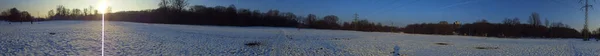 美しい冬のシーン 雪の層と地平線の上に素晴らしい輝く太陽と広大な牧草地の光損傷フルサークルパノラマ — ストック写真