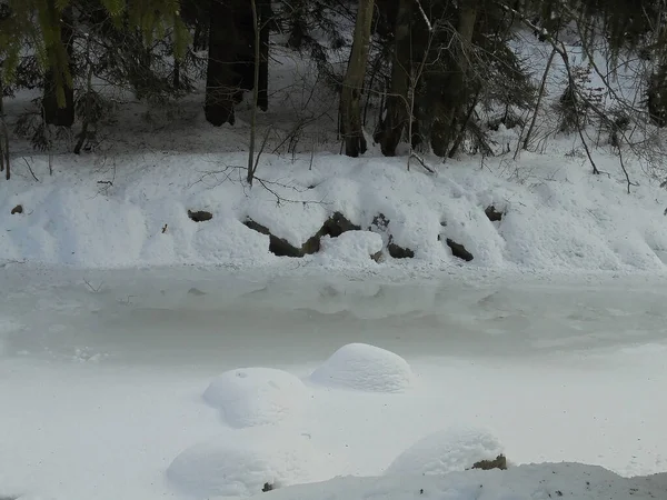 Dağda Kışın Neredeyse Şeffaf Bir Kesimi Olan Donmuş Nehir Karla — Stok fotoğraf
