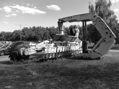 Ostrava, Çek - 08 07 07 2022: Siyah beyaz resim - Landek açık hava müzesinde çimlerin üzerinde pistonları olan büyük kömür madencilik makinesi.