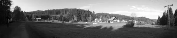 黑白照片 山中村庄的全景图像 别斯基底山脉的旅游路线 夏日阳光明媚时的旅行 — 图库照片
