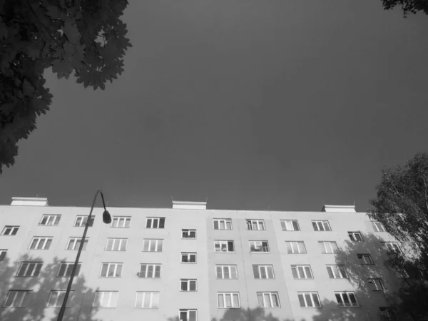 Szary Obraz Obraz Dużego Bloku Mieszkań Oświetlonych Wieczornym Słońcem Ale — Zdjęcie stockowe