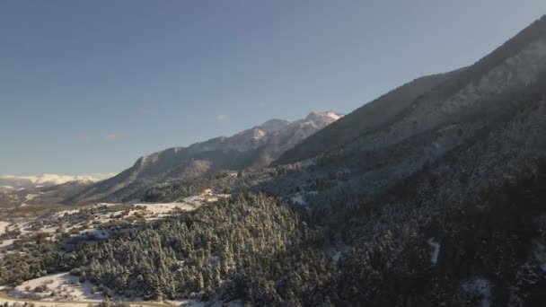 Luftaufnahmen Mit Einer Drohne Von Einem Schneebedeckten Berg Berge Und — Stockvideo