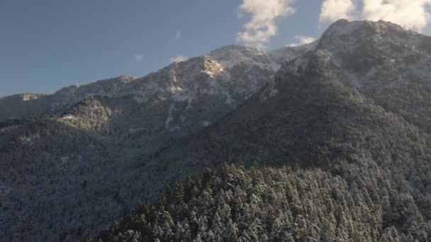 Air Πλάνα Ένα Drone Από Ένα Βουνό Γεμάτο Χιόνι Βουνά — Αρχείο Βίντεο