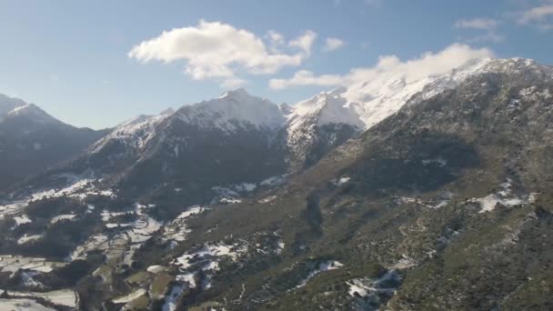 Imágenes Aire Con Dron Una Montaña Llena Nieve Montañas Árboles — Vídeo de stock