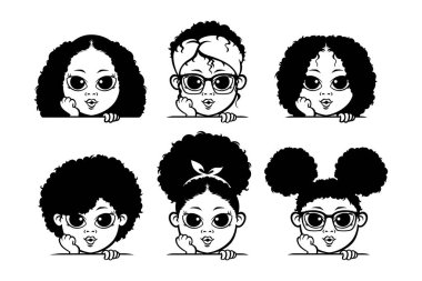 Afro kabarık saçlı şirin bir kız.