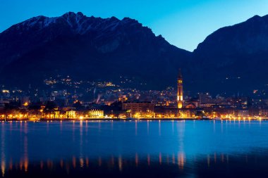 Lecco, Lombardy, İtalya: Mavi saatte manzara. Sabah erkenden