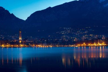 Lecco, Lombardy, İtalya: Mavi saatte manzara. Sabah erkenden