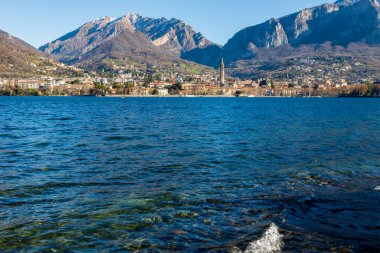 Lecco, Lombardy, İtalya: Güneşli bir günde göl ve binalarla manzara.