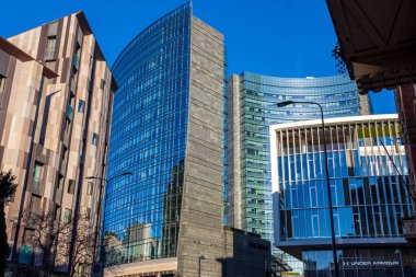 Milan, Lombardy, İtalya - 07 Aralık 2021: Ticari ve finans bölgesindeki binalar Porta Nuova, Gae Aulenti Meydanı