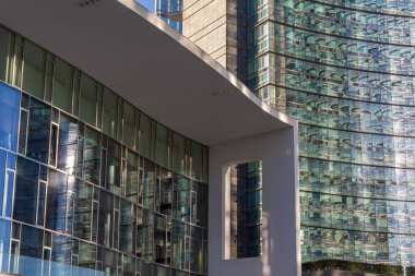 Milan, Lombardy, İtalya - 07 Aralık 2021: Ticari ve finans bölgesindeki binalar Porta Nuova, Gae Aulenti Meydanı