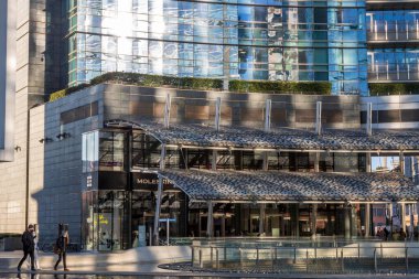 Milan, Lombardy, İtalya - 07 Aralık 2021: Ticari ve finans bölgesindeki binalar Porta Nuova, Gae Aulenti Meydanı