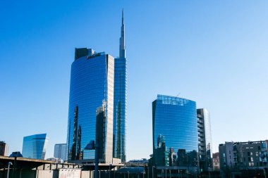 Milan, Lombardy, İtalya - 07 Aralık 2021: Ticari ve finans bölgesindeki binalar Porta Nuova, Gae Aulenti Meydanı