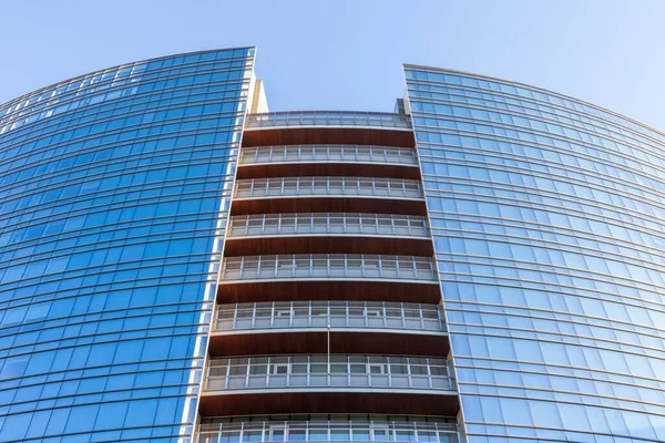 Milan, Lombardy, İtalya - 07 Aralık 2021: Ticari ve finans bölgesindeki binalar Porta Nuova, Gae Aulenti Meydanı