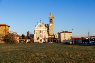 Treviolo, Bergamo, Lombardy, İtalya - 11 Aralık 2021: San Giorgio Martire Kilisesi