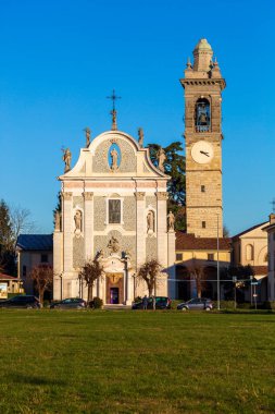 Treviolo, Bergamo, Lombardy, İtalya - 11 Aralık 2021: San Giorgio Martire Kilisesi