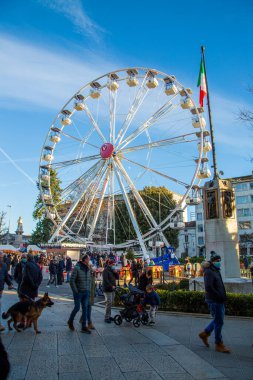 Bergamo, Lombardy, İtalya - 12 Aralık 2021: Dönme dolabı olan şehir