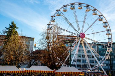 Bergamo, Lombardy, İtalya - 12 Aralık 2021: Dönme dolabı olan şehir