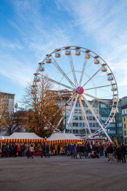 Bergamo, Lombardy, İtalya - 12 Aralık 2021: Dönme dolabı olan şehir