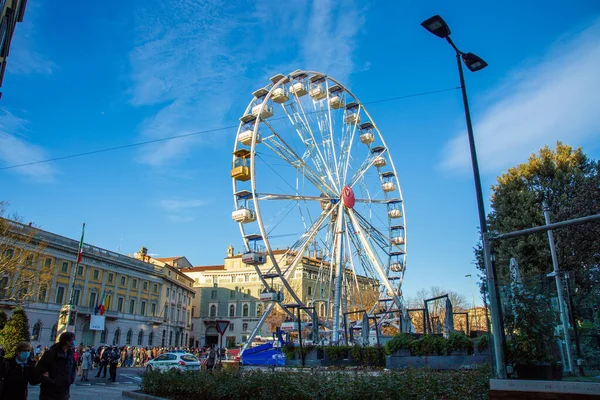 Bergamo, Lombardy, İtalya - 12 Aralık 2021: Dönme dolabı olan şehir