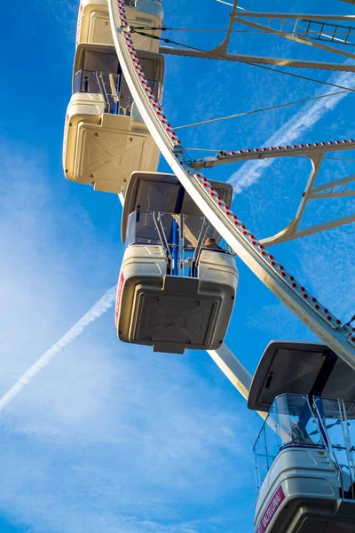 Bergamo, Lombardy, İtalya - 12 Aralık 2021: Dönme dolabı olan şehir