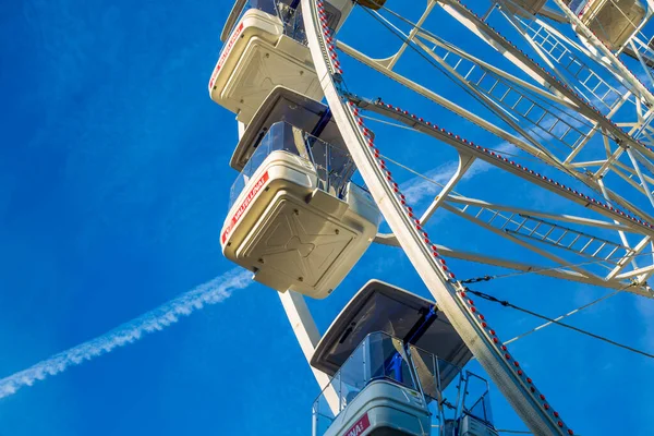 Bergamo, Lombardy, İtalya - 12 Aralık 2021: Dönme dolabı olan şehir