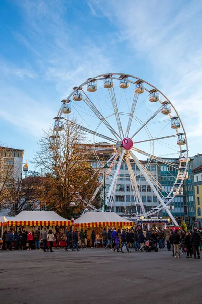 Bergamo, Lombardy, İtalya - 12 Aralık 2021: Dönme dolabı olan şehir