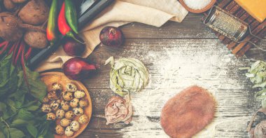 Taze İtalyan pişmemiş ev yapımı makarna. Ev yapımı makarna yapıyorum. Malzemeli taze İtalyan geleneksel makarnası. Tonu ayarlanmış resim.