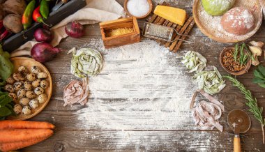 Taze ev yapımı makarna koyu ahşap masa üstü görünümdeki makarna malzemelerle.