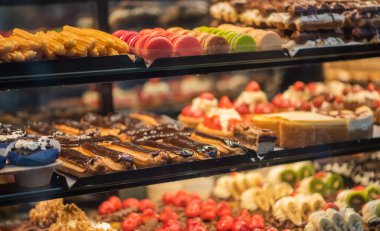 Hollanda 'nın Maastricht şehrindeki geleneksel Noel pazarında vitrinlere bakıyordum. Şeker, pasta ve pasta alıyorum. Pastanede pasta seçiyorum..