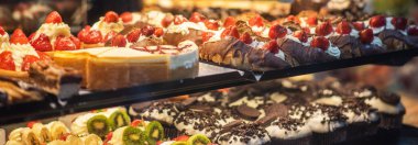 Hollanda 'nın Maastricht şehrindeki geleneksel Noel pazarında vitrinlere bakıyordum. Şeker, pasta ve pasta alıyorum. Pastanede pasta seçiyorum..