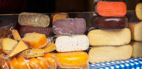 Tradiční Francouzský Sýr Prodej Trhu Provence Francii Různé Druhy Sýrů — Stock fotografie