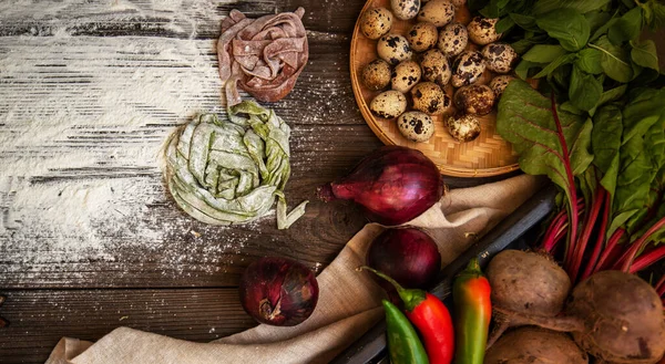 新鲜的意大利未煮熟的自制面食 做自制面食 新鲜的意大利传统面食配料 被投掷的图像 — 图库照片