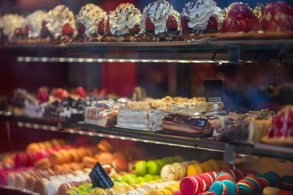 Diferentes Tipos Pasteles Exhibición Vidrio Pastelería Escaparate Con Deliciosos Dulces — Foto de Stock